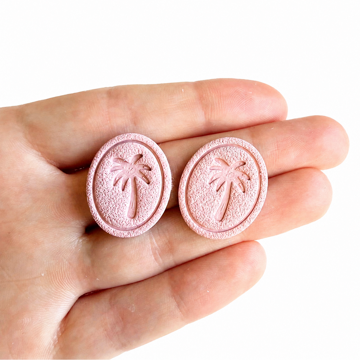 Roze polymeerklei oorbellen gemaakt met de palmboom cutter op hand