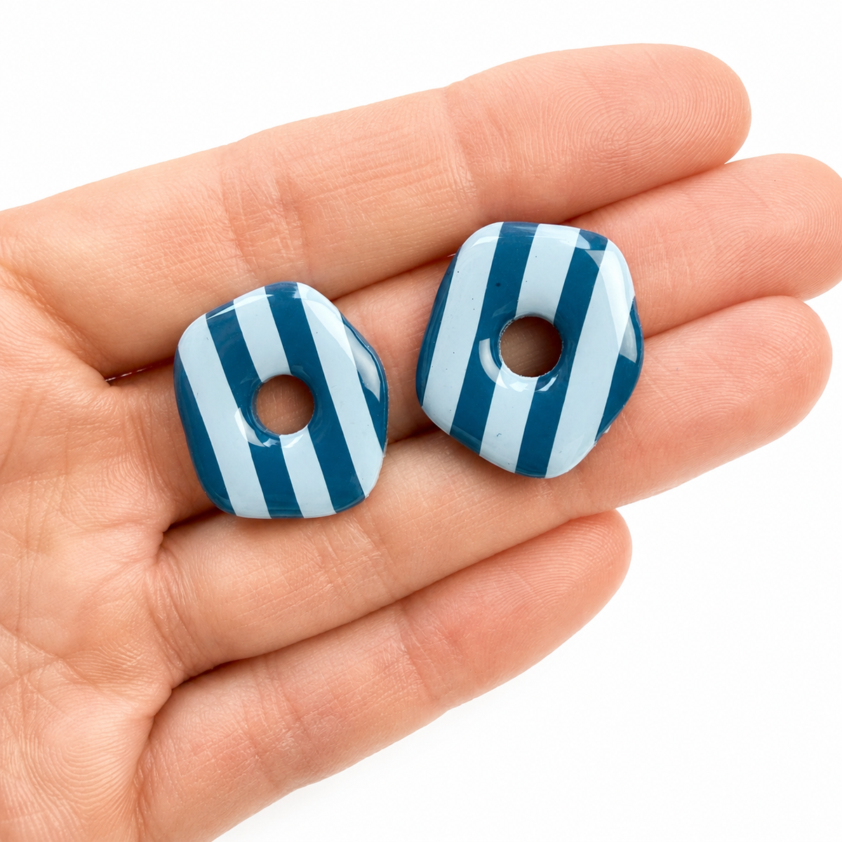 Blauw gestreepte polymeerkleioorbellen, afgewerkt met glans van UV-resin