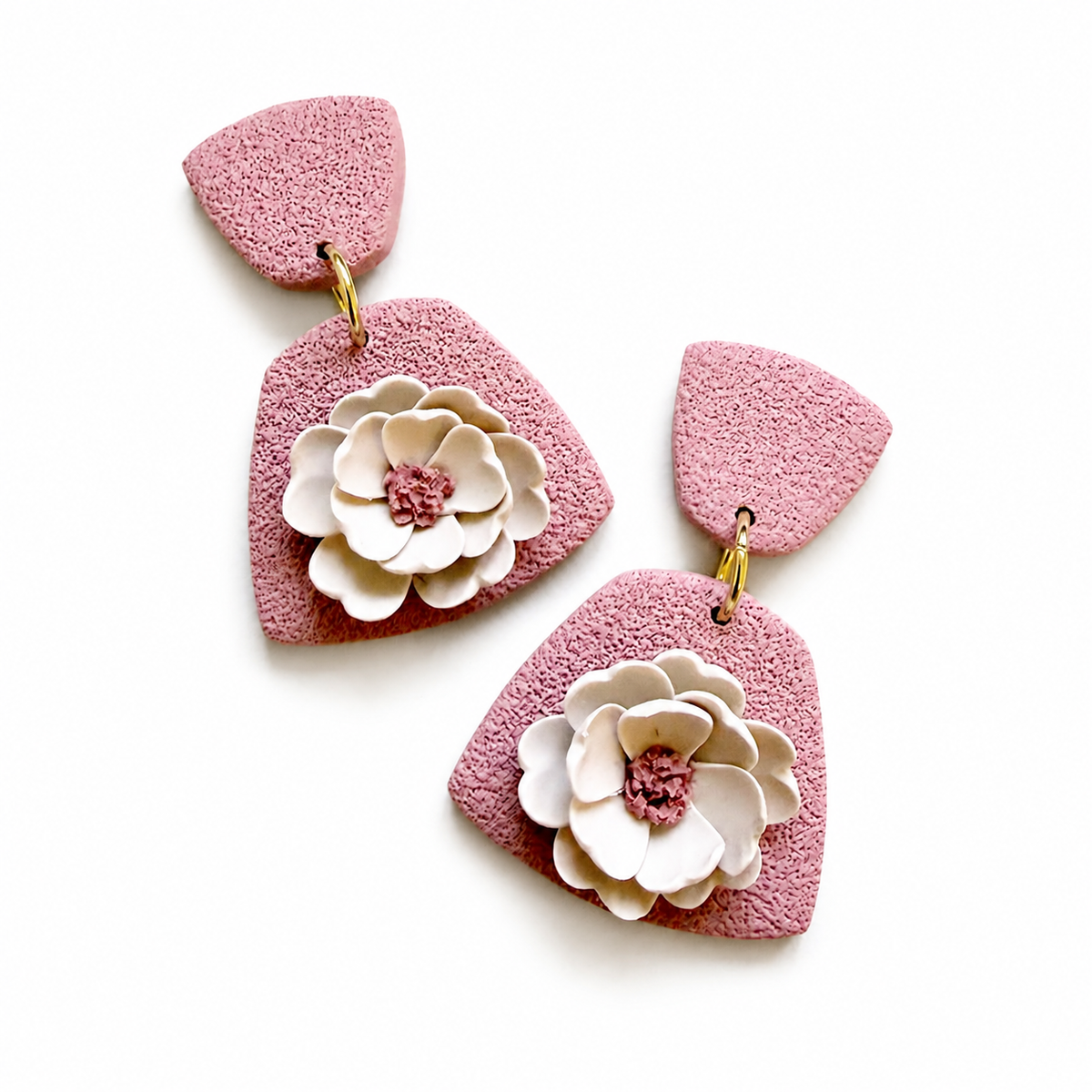 Roze polymeerklei oorbellen met bloemen, gemaakt met de Romy cutter