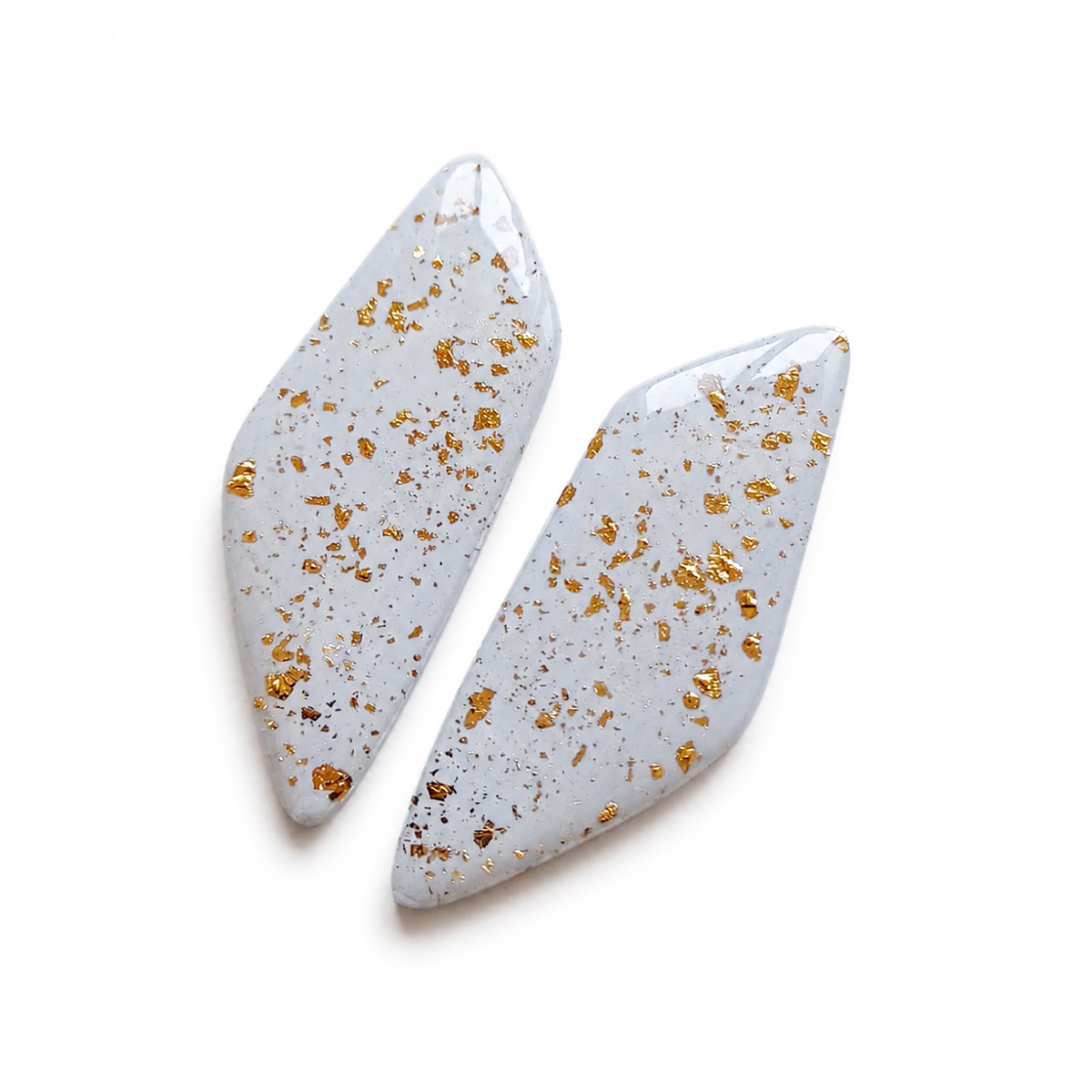 Glazende lichtgroene polymeerklei oorbellen met gouden spikkels, Roxy
