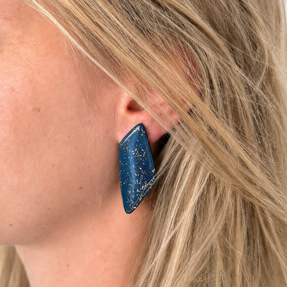 Roxy cutter, blauwe robuuste polymeerklei oorbel in oor