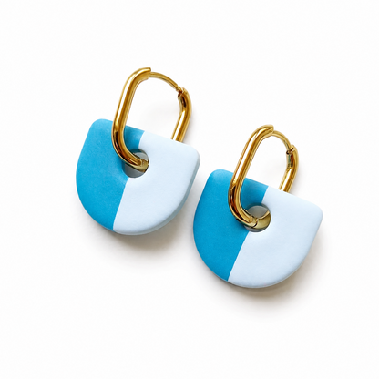 Blauwe polymeerklei oorbellen met huggies, gemaakt met de Ruby cutter