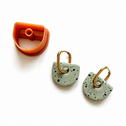 groene gespikkelde polymeerklei oorbellen met gouden huggies gemaakt met de Ruby cutter