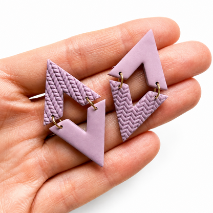 Geometrische polymeerklei oorbellen op hand, gemaakt met de Saar cutter