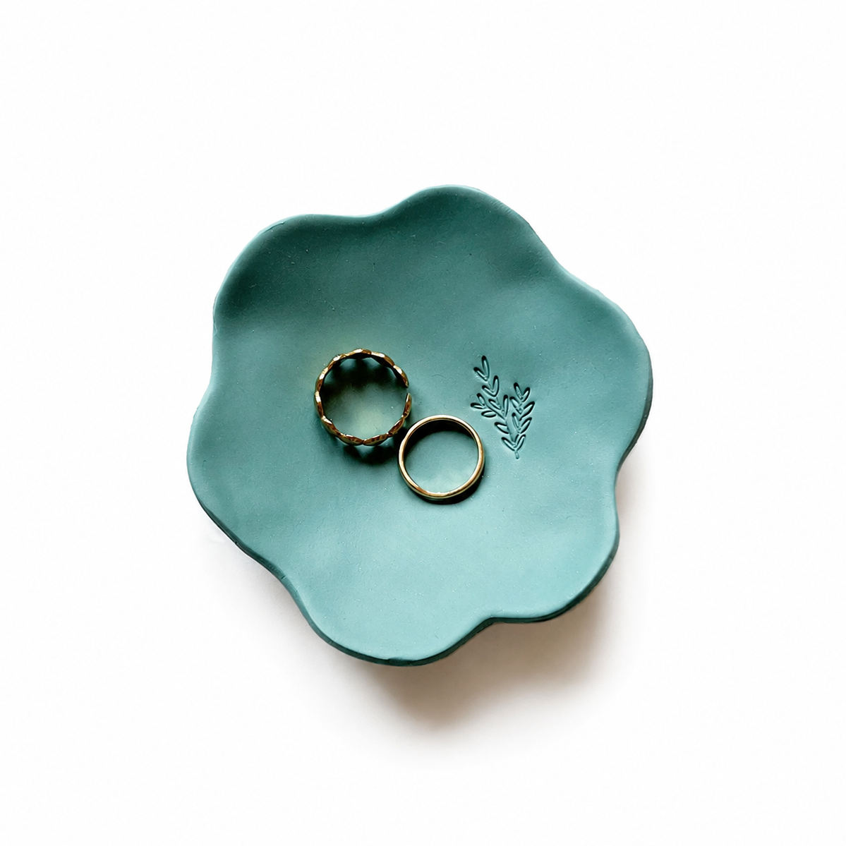 Blauw polymeerklei schaaltje met stempel gemaakt met de cutter