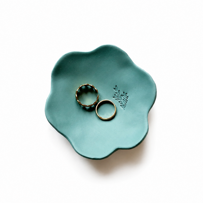 Blauw polymeerklei schaaltje met stempel gemaakt met de cutter