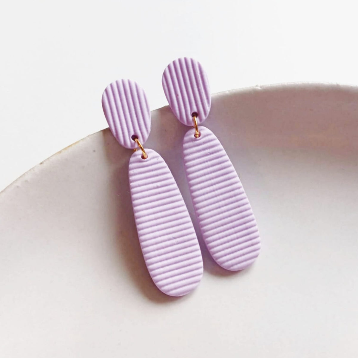Voorbeeld van langwerpige oorbellen gemaakt met Sculpey Premo polymeerklei, kleur Lavender.