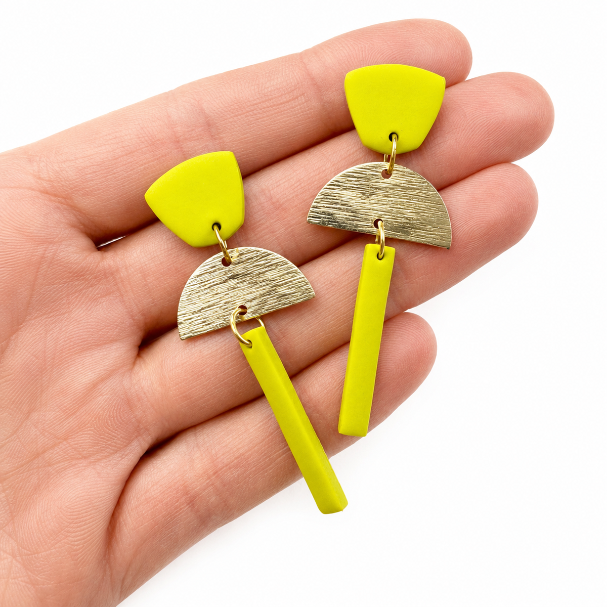 Voorbeeld van lange oorbellen gemaakt met Sculpey Soufflé polymeerklei, kleur Citron.