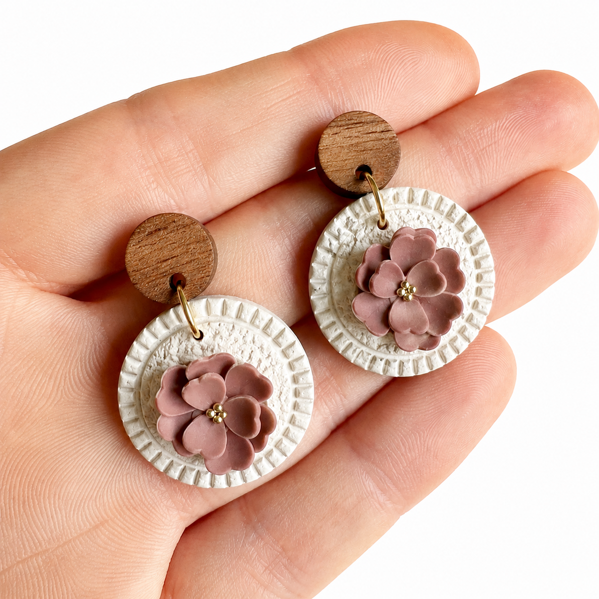 Voorbeeld van oorbellen met bloemen gemaakt met Sculpey Souffle polymeerklei, kleur Sedona.