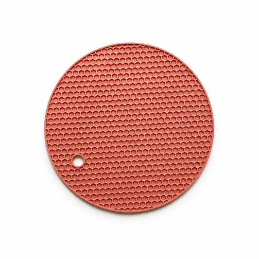 Roze siliconen matje voor het aanbrengen en uitharden van resin op polymeerklei oorbellen