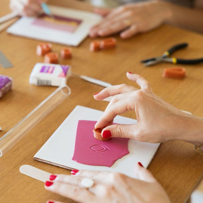 Cutter gedrukt in roze polymeerklei, zelf polymeerkleioorbellen maken