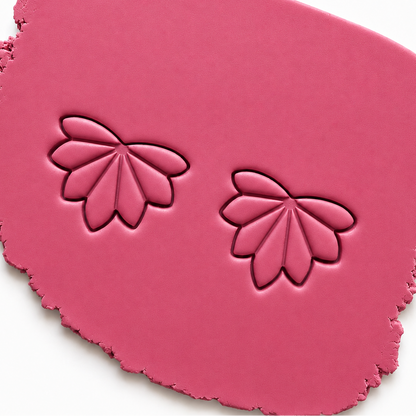 Afdruk van oorbellen in roze polymeerklei