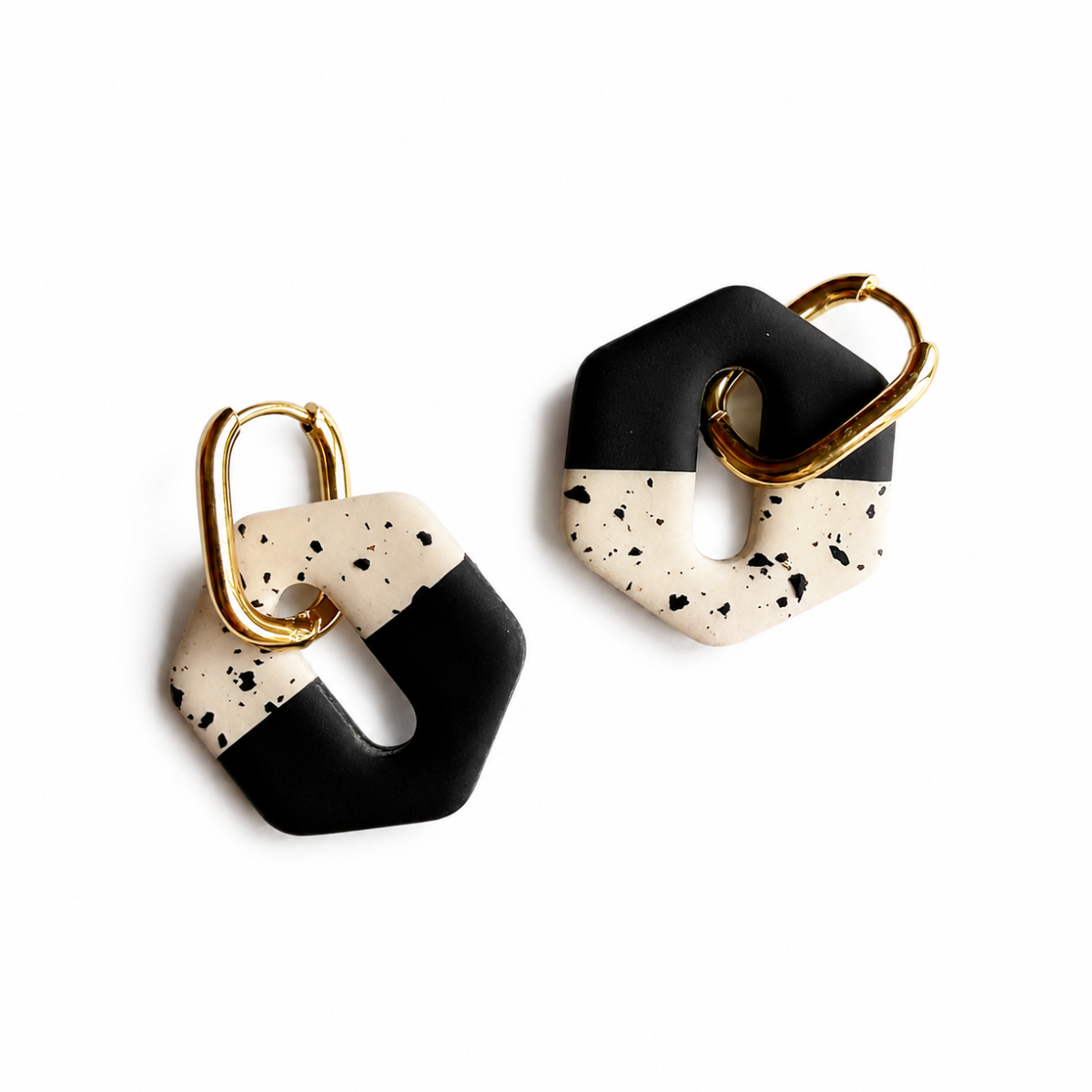 Zwart en beige hexagon polymeerklei oorbellen