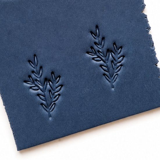 Blad stempel gedrukt in blauwe polymeerklei