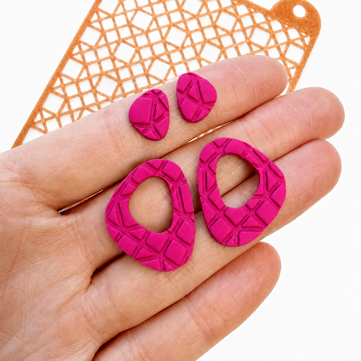 Fel roze polymeerklei oorbellen gemaakt met stencil 7 op hand