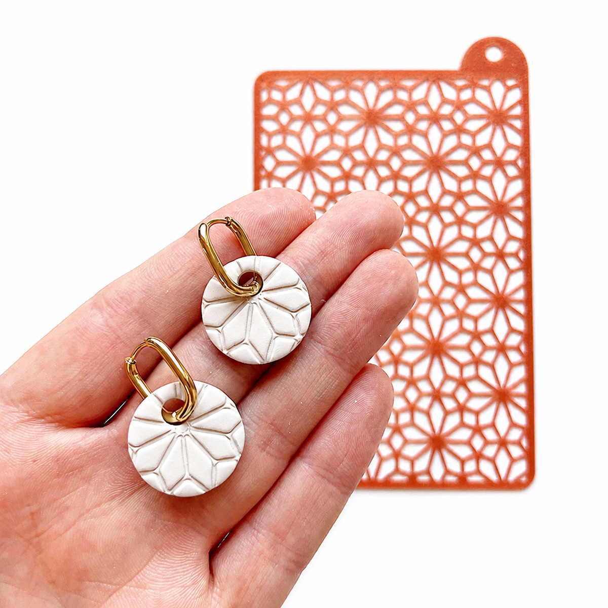 Beige ronde polymeerklei oorbellen gemaakt met stencil 8
