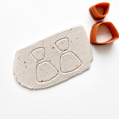 Structuurroller fijne lijnen gerold over beige polymeerklei 
