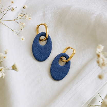 Blauwe polymeerklei oorbellen met schuurpapier structuur en gouden huggies 