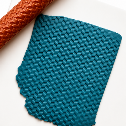 Structuurroller visgraat gedrukt in blauwe polymeerklei
