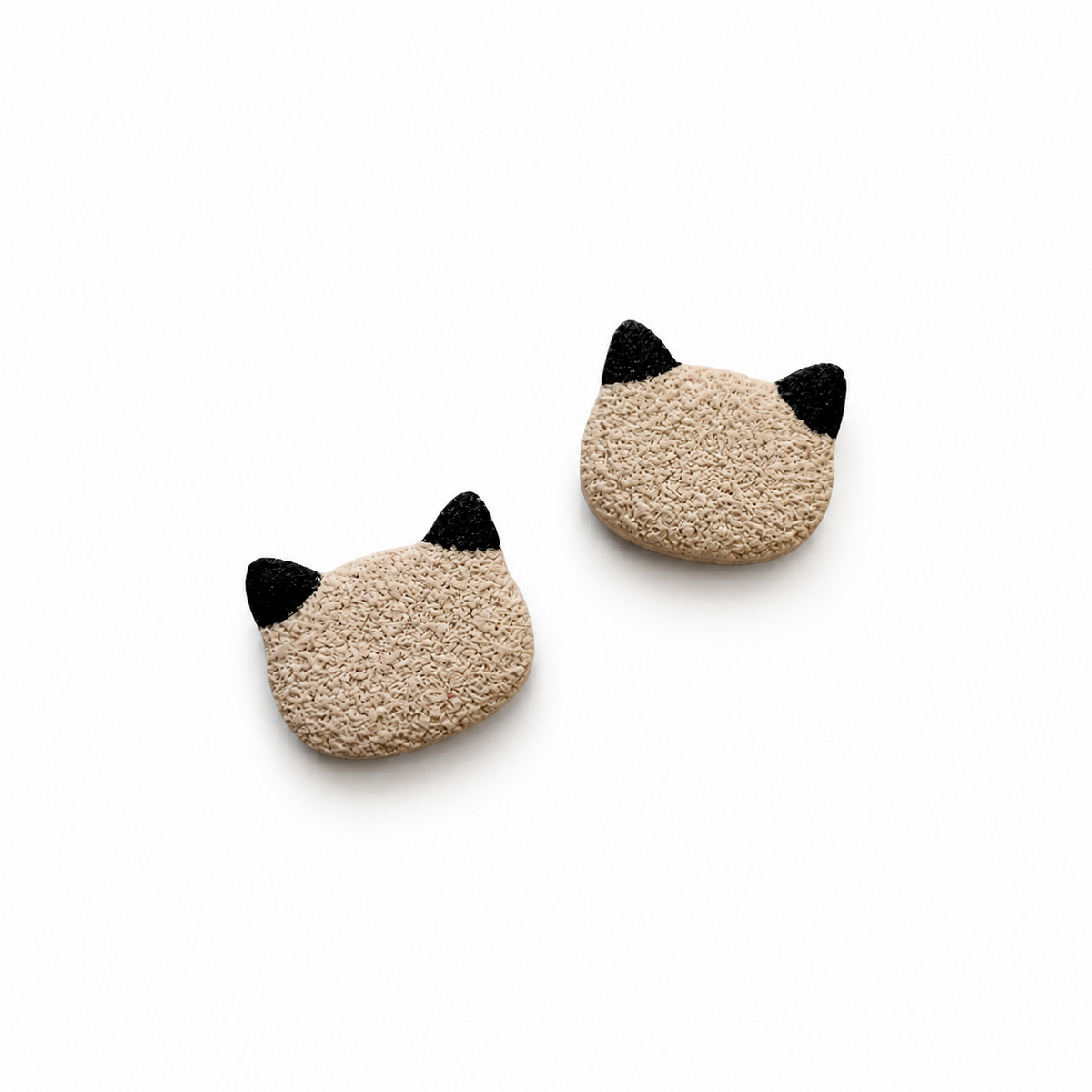 Kleine polymeerklei katten oorbellen gemaakt met de stud cutter