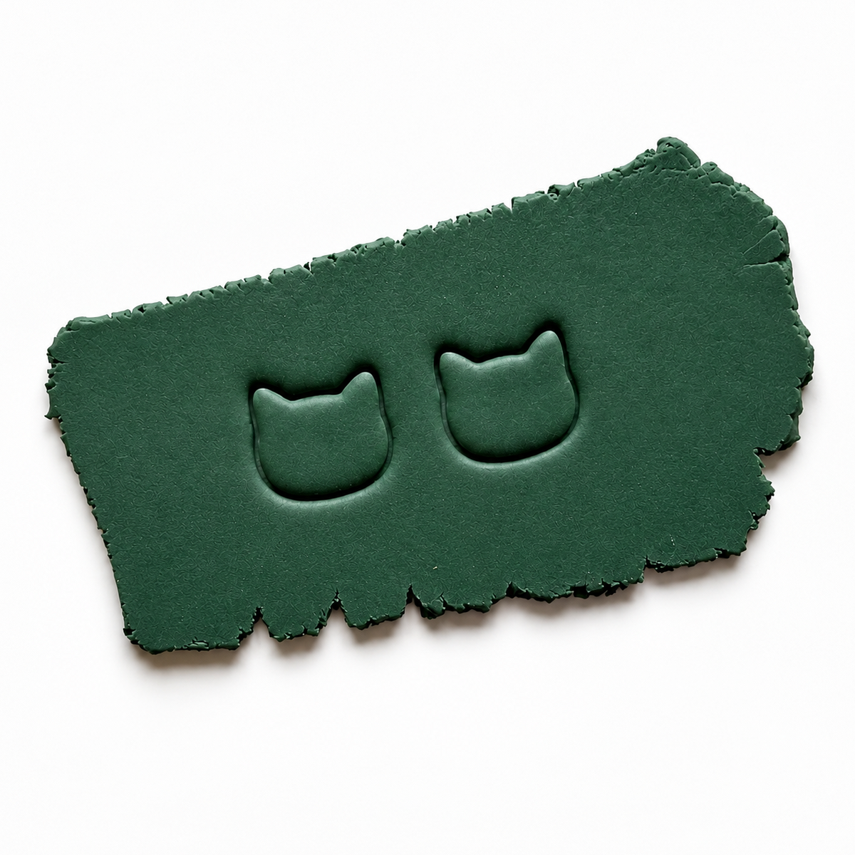 Stud cutter kat in polymeerklei gedrukt