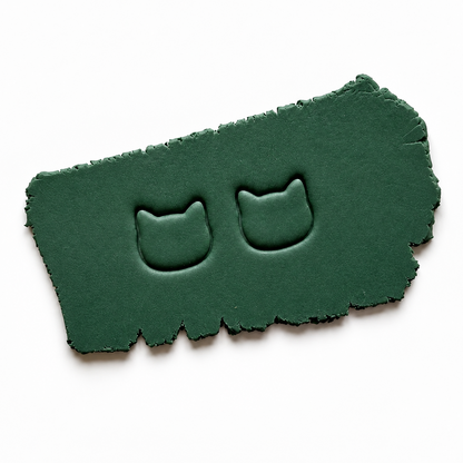 Stud cutter kat in polymeerklei gedrukt