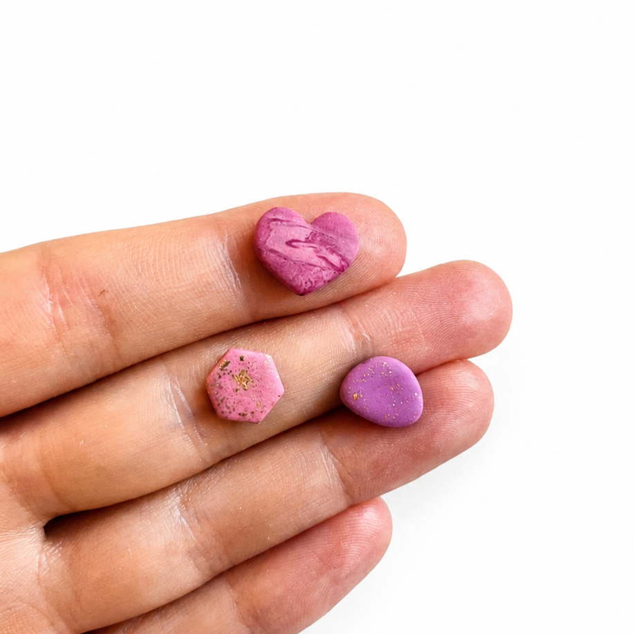Kleine roze polymeerklei oorbellen gemaakt met de stud cutters set 1
