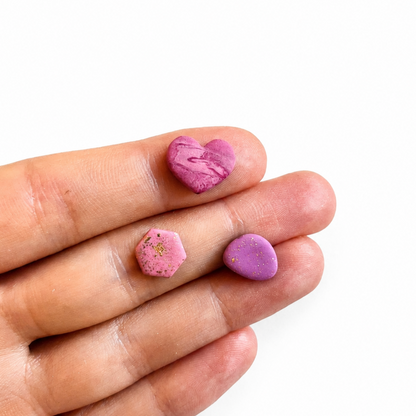 Kleine roze polymeerklei oorbellen gemaakt met de stud cutters set 1