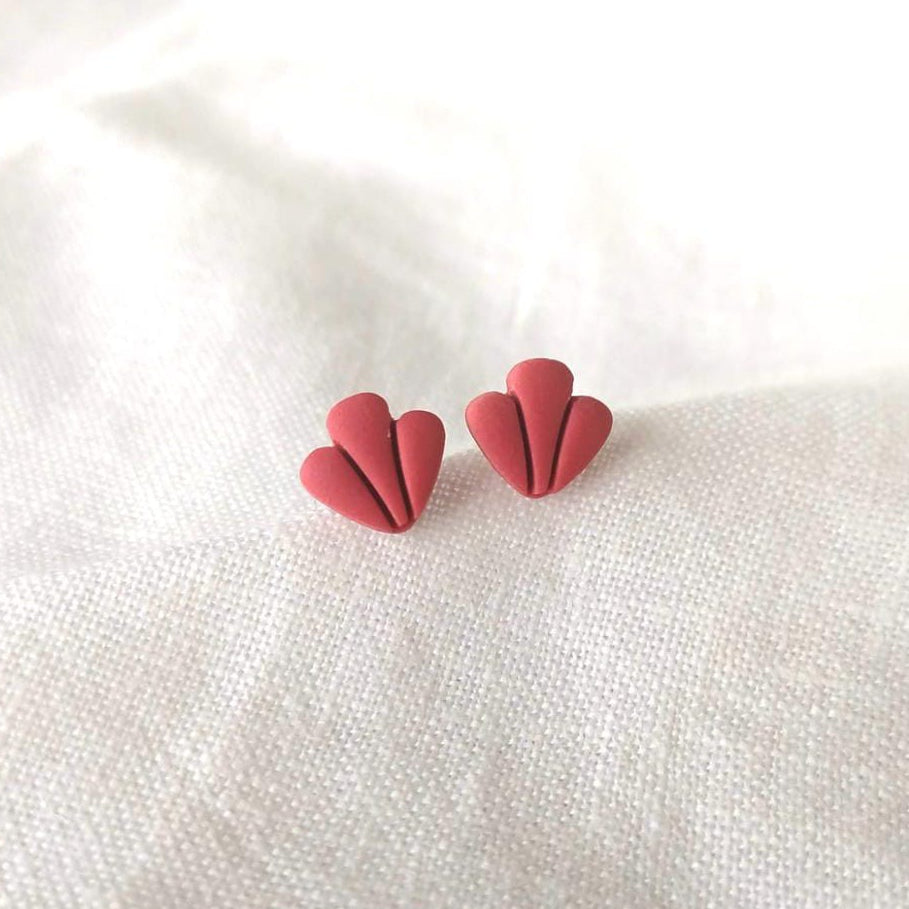 kleine roze  polymeerklei oorbellen gemaakt met de stud cutters set 2