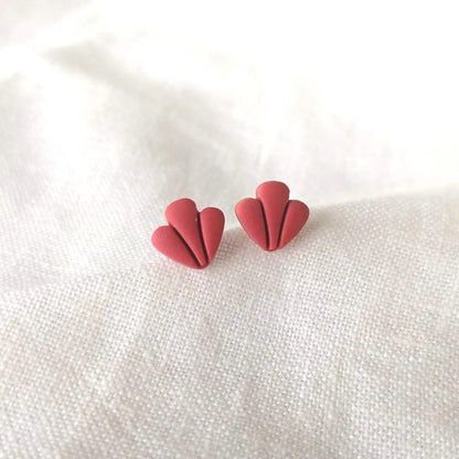 kleine roze  polymeerklei oorbellen gemaakt met de stud cutters set 2