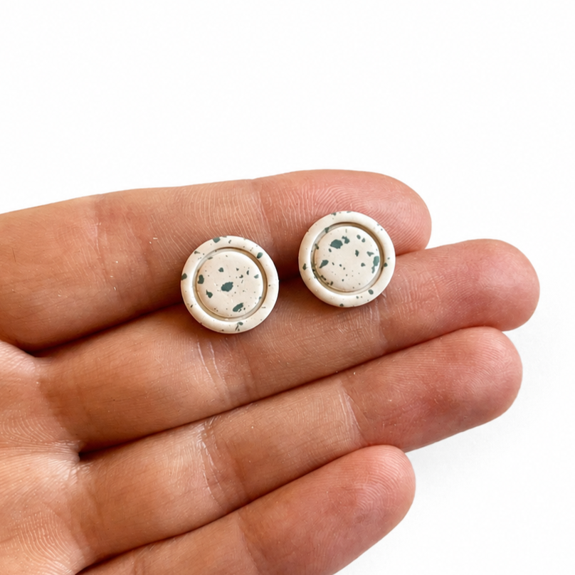 kleine cirkelvormige polymeerklei oorbellen gemaakt met de stud cutter