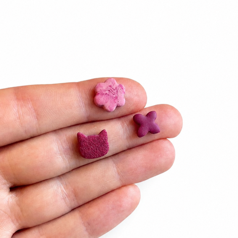 Kleine polymeerklei oorbellen gemaakt met de stud cutters, op hand