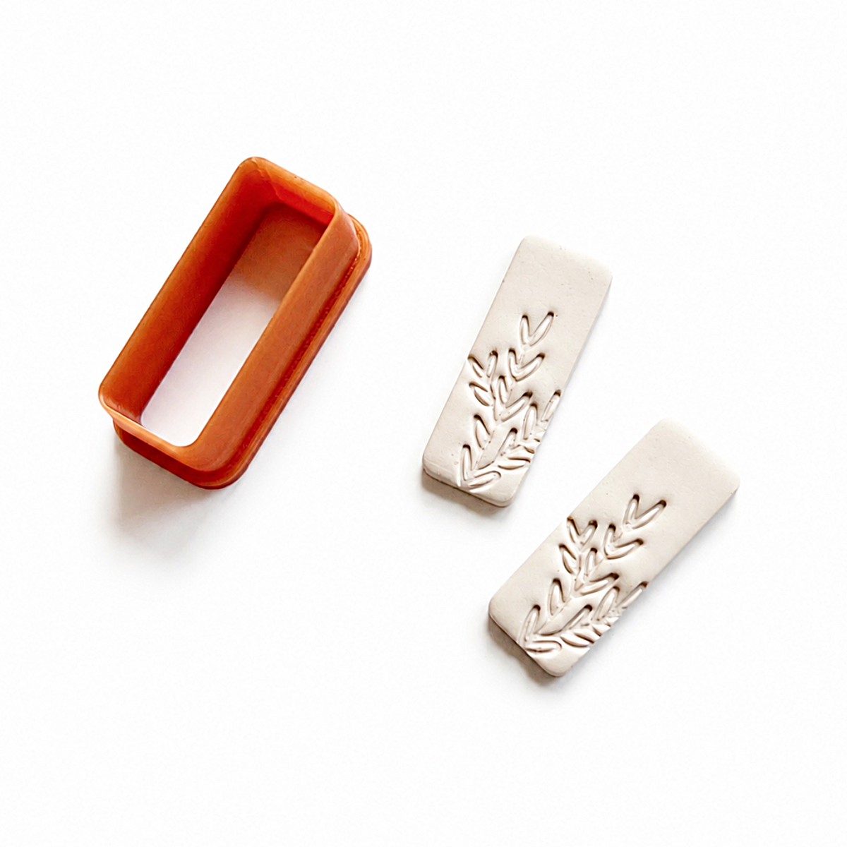 Beige polymeerklei oorbellen met stempel, gemaakt met de Tara cutter