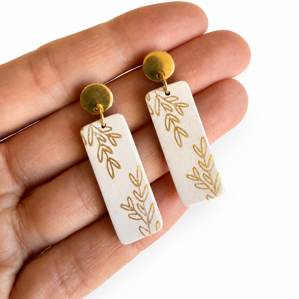 Beige met gouden polymeerklei oorbellen met blad stempel, gemaakt met Tara cutter