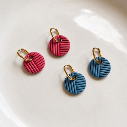 Thea cutter, roze en blauwe cirkelvormige polymeerklei oorbellen