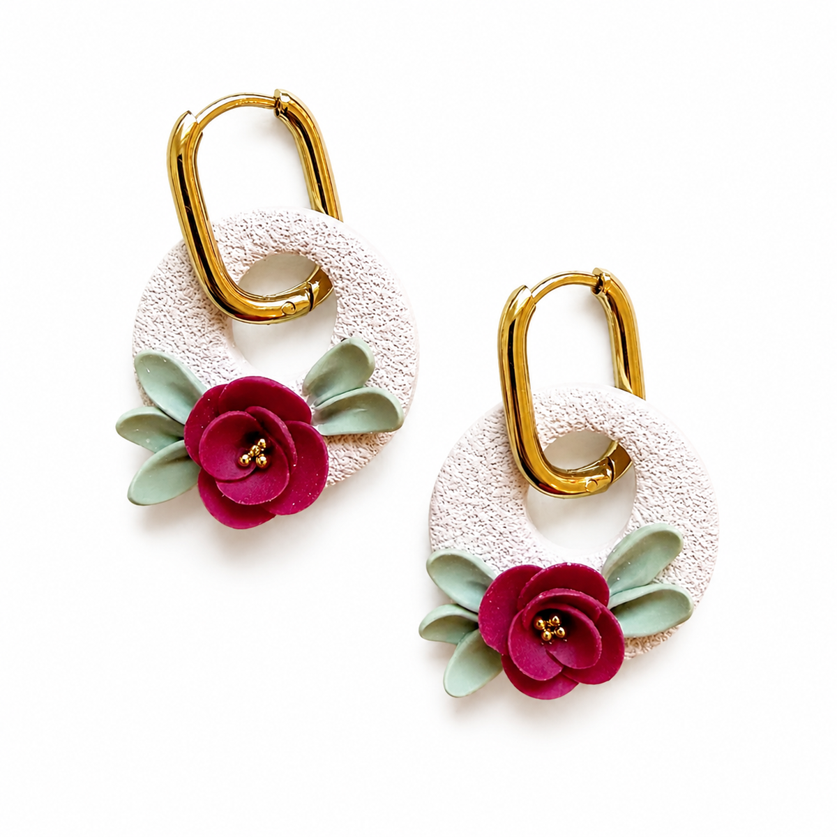 Tillie cutter, polymeerklei oorbellen met bloem en gouden huggies