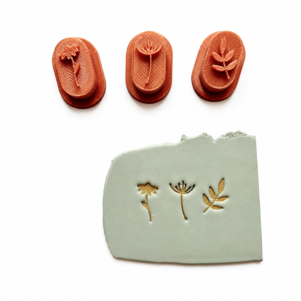Voordeelset stempels: bloem, pluisje en blad gedrukt in polymeerklei met goud micapoeder