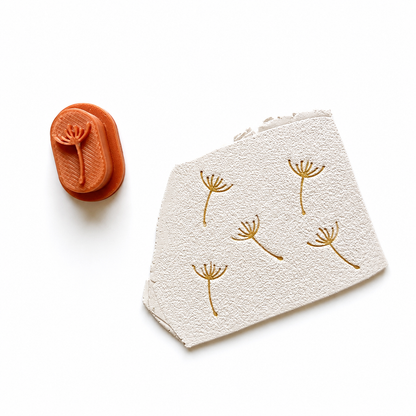 Pluisje stempel gedrukt in polymeerklei met goud micapoeder