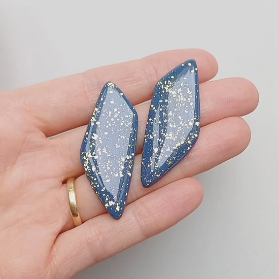Blauwe polymeerkleioorbellen, afgewerkt met een glanslaag van resin 