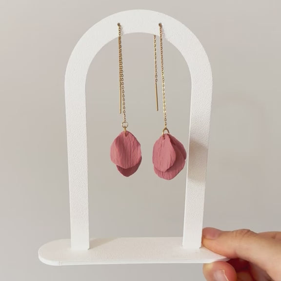Witte juwelendisplay met bloemenoorbellen van polymeerklei als voorbeeld