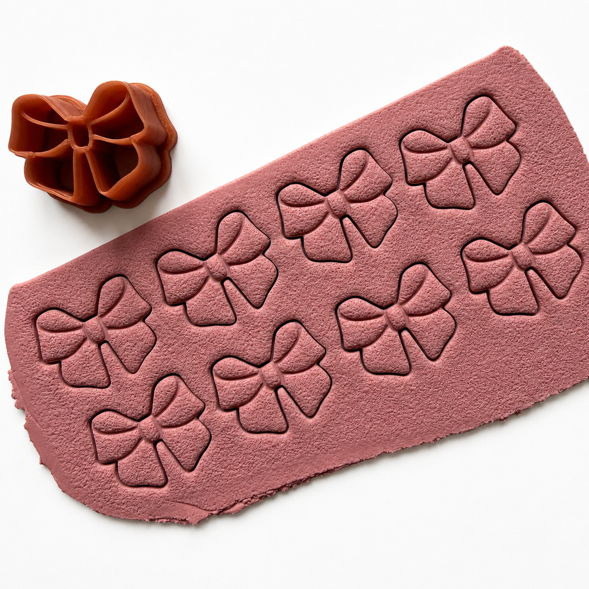 Strik cutter 1 in roze polymeerklei gedrukt