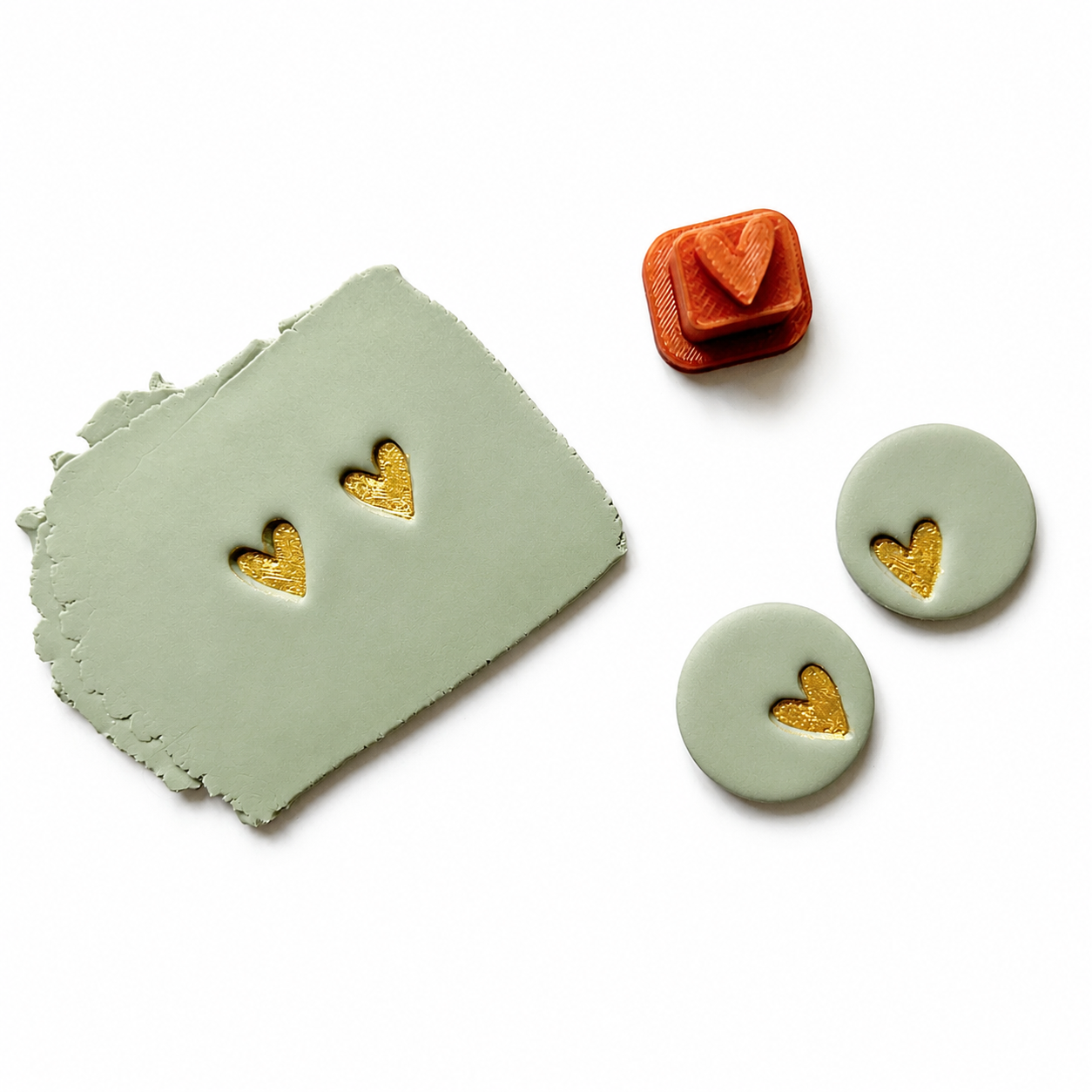 Hartje stempel gedrukt in polymeerklei met goud micapoeder
