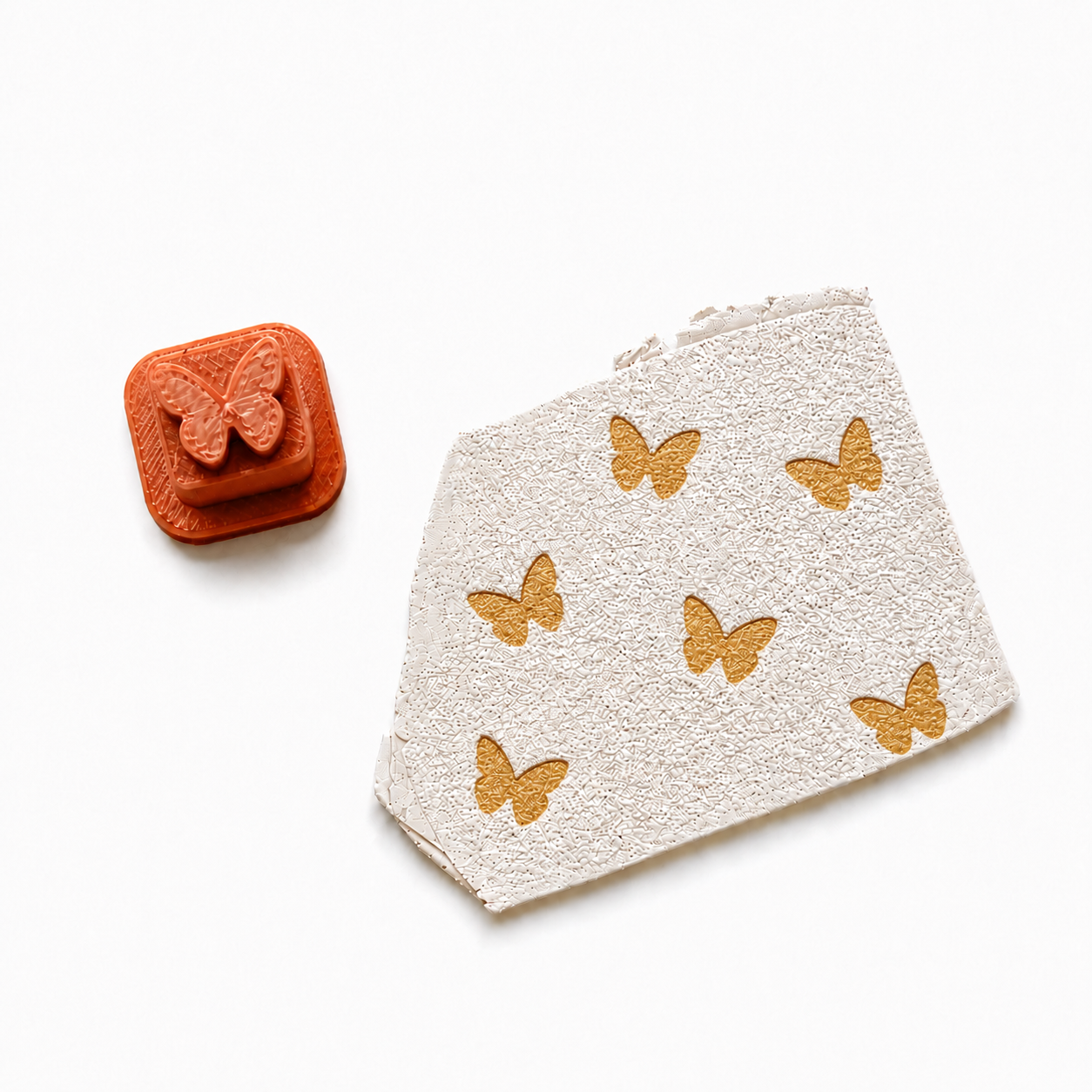 Vlinder stempel gedrukt in polymeerklei met goud micapoeder