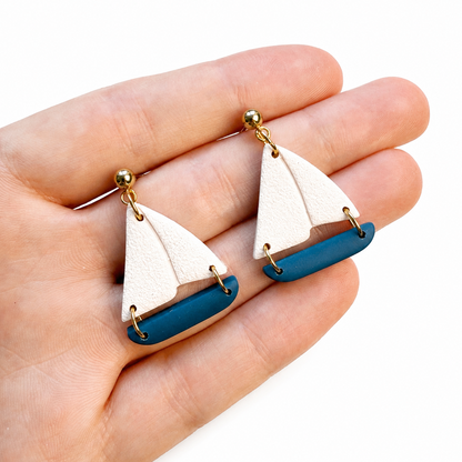 polymeerklei boot oorbellen, gemaakt met de zeilboot cutter, op hand